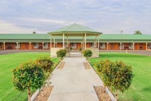 a building with a green roof and a walkway at Leeton Heritage Motor Inn in Leeton
