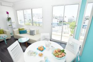 迦瑪特的住宿－Le Turquoise，客厅配有白色的桌子和椅子