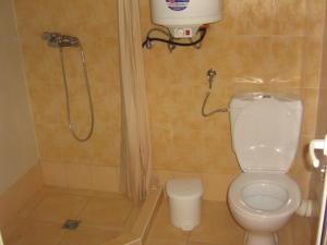 a bathroom with a shower and a toilet at Апартамент с две спални в комплекс Лъки 2 Свети Влас in Sveti Vlas +1 photo