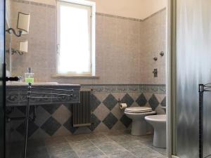 een badkamer met een toilet, een wastafel en een raam bij Giardinello Stagnone Sunset in Marsala