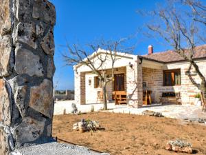 Το κτήριο όπου στεγάζεται  η παραθεριστική κατοικία