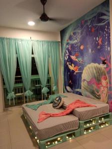 2 Betten in einem Zimmer mit Wandgemälde in der Unterkunft Blue Romance Mermaid Cameron Stay 9 pax Next to Night Market in Cameron Highlands
