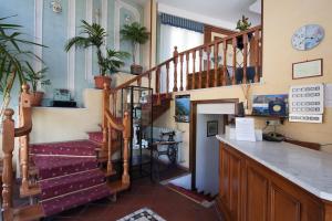 - un escalier dans une maison avec un escalier dans l'établissement Hotel Nella, à La Spezia