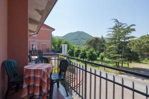 d'une table et de chaises sur un balcon avec vue. dans l'établissement Hotel Nella, à La Spezia