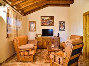 een woonkamer met 2 stoelen en een televisie bij Holiday home Anita 2 for 8 persons with pool in Stankovci