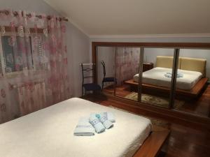 um quarto com duas camas e um espelho em Cantinho do Lucas em Alvaiázere