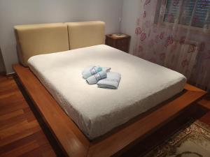 uma cama com duas toalhas dobráveis em cima em Cantinho do Lucas em Alvaiázere