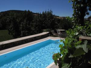 una piscina en un patio con piscina en A Lagosta Perdida, en Montezinho