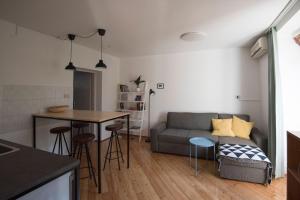 Posezení v ubytování Mila Vila - Charming apartment near the sea + 13 fotografií