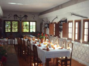 シルヴェスにあるVila Sodré Guest Houseのダイニングルーム(白いテーブル、椅子付)