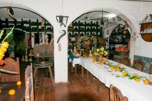 西爾韋斯的住宿－Vila Sodré Guest House，一间设有长桌的客房,配有水果和蔬菜