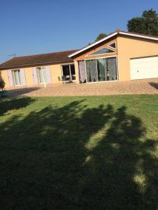 Saint-Georges-de-ReneinsにあるChambres d'hôtes Chez Cocoの草影の大家