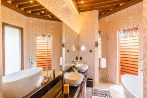 Mercure Maldives Kooddoo - Adults - Only Escape - 50 percent off Transfers的一间浴室
