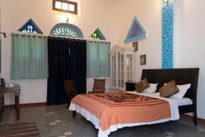 سرير أو أسرّة في غرفة في Kings Retreat Jodhpur