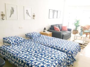 1 dormitorio con 1 cama y 1 sofá en Padre Cueto Beach Flat by Canary365, en Las Palmas de Gran Canaria