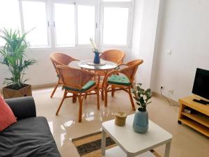 sala de estar con mesa y sillas en Padre Cueto Beach Flat by Canary365, en Las Palmas de Gran Canaria