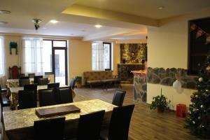 un ristorante con albero di Natale e tavoli e sedie di Guest House on Meskheti a Borjomi
