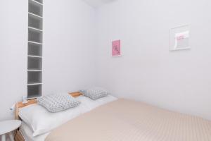 コウォブジェクにあるJantar Home - Portowaの白いベッドルーム(枕2つ付きのベッド1台付)