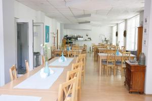 a dining room with tables and chairs and a room with tables and chairs at Willa Scandia in Duszniki Zdrój