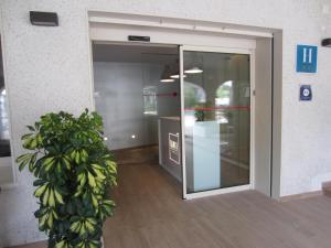 תמונה מהגלריה של Apartamentos LLorca בפלאצ'ה דה ל'אלמדרבה