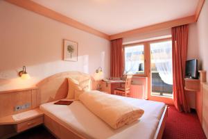 TV in/ali zabaviščno središče v nastanitvi Hotel Eggerwirt