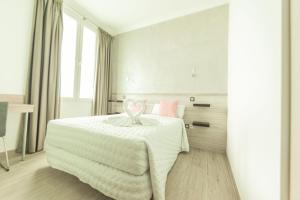 A bed or beds in a room at Hostal Pio Centro