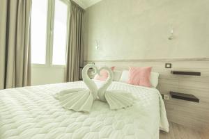 A bed or beds in a room at Hostal Pio Centro