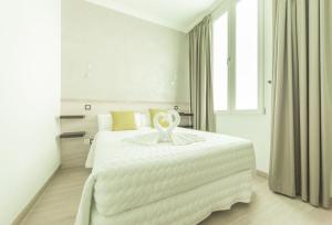 A bed or beds in a room at Hostal Pio Centro