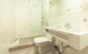 A bathroom at Hostal Pio Centro