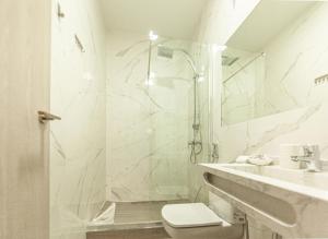 A bathroom at Hostal Pio Centro Még 28 kép