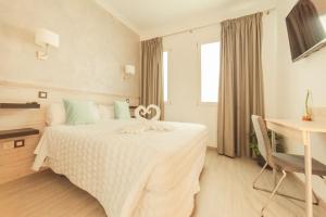 A bed or beds in a room at Hostal Pio Centro