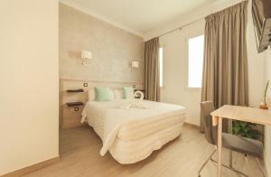 A bed or beds in a room at Hostal Pio Centro