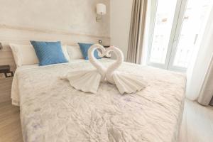 A bed or beds in a room at Hostal Pio Centro