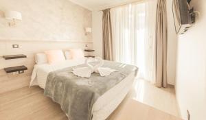 A bed or beds in a room at Hostal Pio Centro