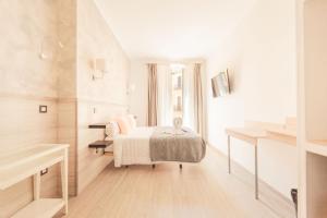 A bed or beds in a room at Hostal Pio Centro