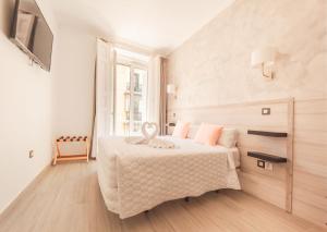 A bed or beds in a room at Hostal Pio Centro
