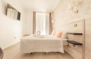 A bed or beds in a room at Hostal Pio Centro