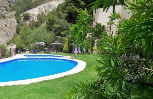 uma piscina no meio de um quintal com árvores em Altea Olivos G em Altea