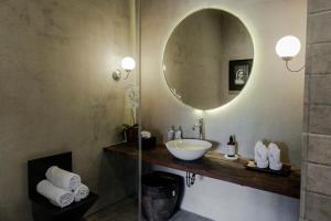La salle de bains est pourvue d'un lavabo et d'un miroir. dans l'établissement Studio O, à Seminyak