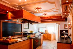 Кухня или мини-кухня в Hotel Tirolerhof 4 Sterne Superior
