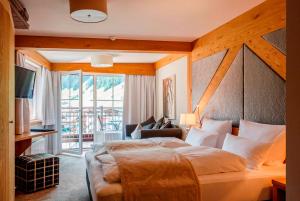 Postel nebo postele na pokoji v ubytování Hotel Tirolerhof 4 Sterne Superior + 37 fotografií