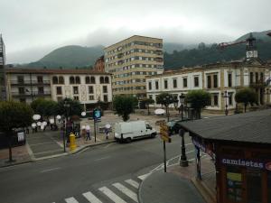 Une camionnette blanche conduisant dans une rue d'une ville dans l'établissement La Casa de Maricruz, à Cangas de Onís