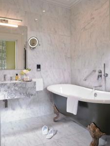 Ett badrum på Actons Hotel Kinsale