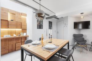- une salle à manger avec une table et des chaises en bois dans l'établissement VISIONAPARTMENTS Cramerstrasse 2-6 - contactless check-in, à Zurich
