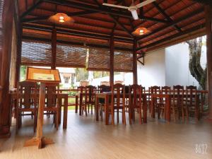 un grupo de mesas y sillas en un restaurante en Phu Quoc Bungalow Yen Thanh, en Phu Quoc