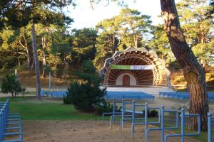 a group of blue benches in a park at Ferienquartier Müller T6 in Trassenheide
