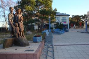 a statue of two children standing on a stump at Ferienquartier Müller T6 in Trassenheide +1 photo