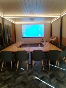 Área de negócios e/ou sala de conferências em Fer Hotel