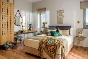 Ένα ή περισσότερα κρεβάτια σε δωμάτιο στο Caldera Theros Villas