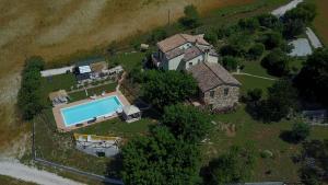 een luchtzicht op een huis met een zwembad bij Casa dei Sogni d'Oro in San Pietro